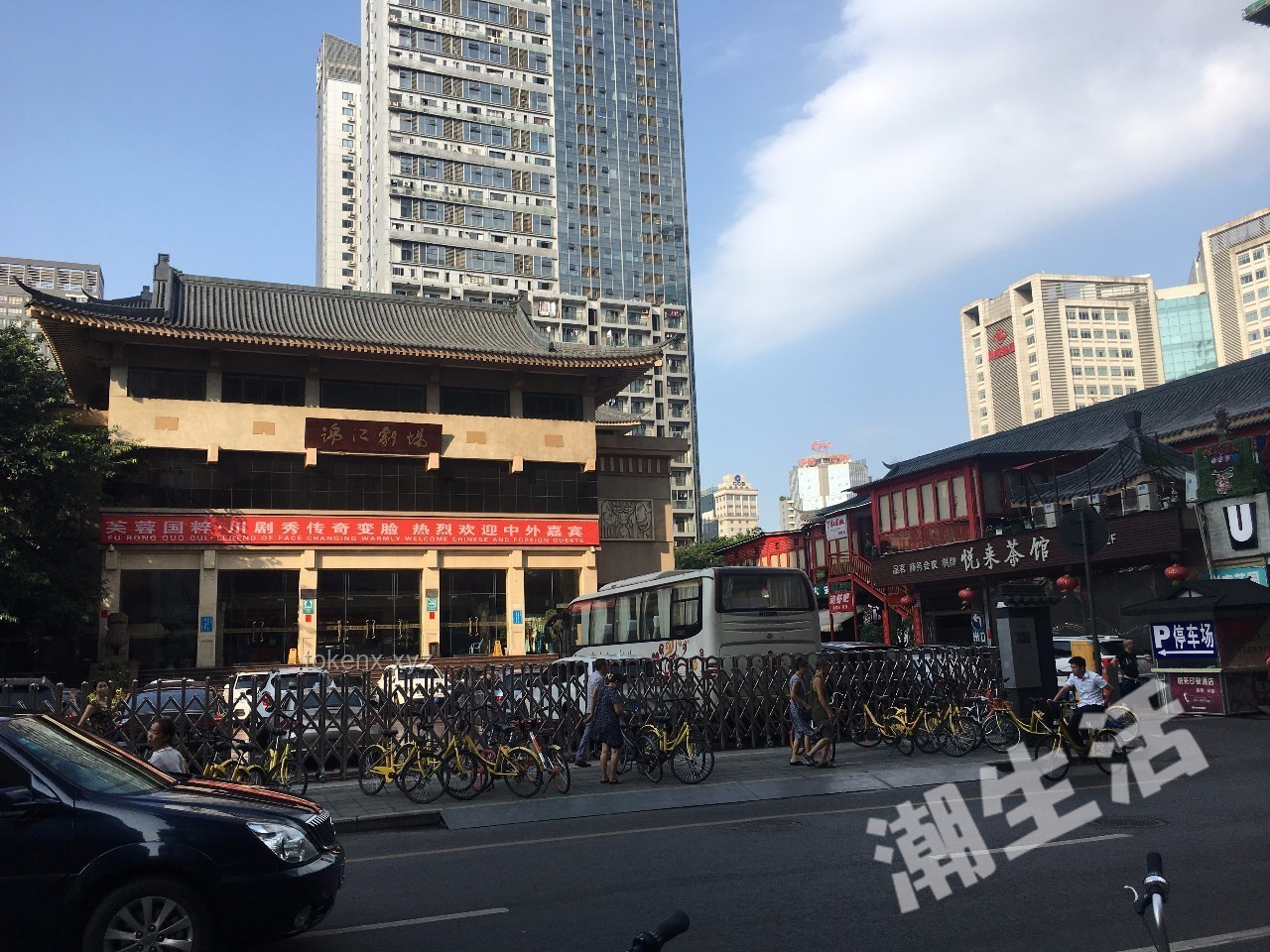 成都春熙路巨型3D蛇太逼真引热议，城市艺术新边界在哪？